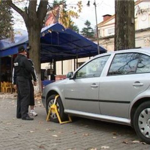 Bucureştenii pot reclama parcarea abuzivă pe locurile de reşedinţă