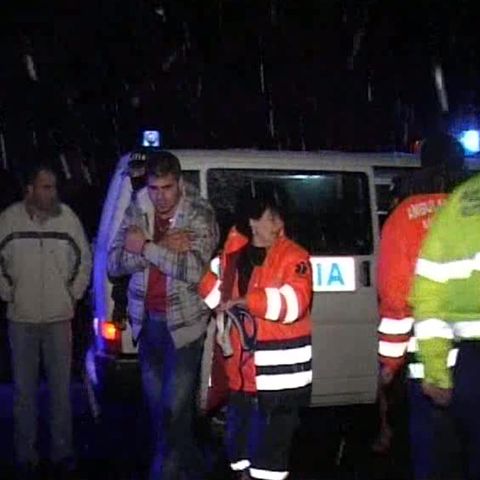 Urmărire ca în filme. Poliţiştii argeşeni au tras 12 focuri de armă după un şofer pentru a-l opri