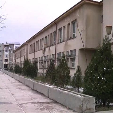 O şcoală din Drobeta Turnu Severin, îngropată în gunoaie, a ajuns adăpost pentru oamenii străzii