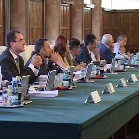 Disponibilizaţii de la Guvern ar putea primi un salariu compensatoriu