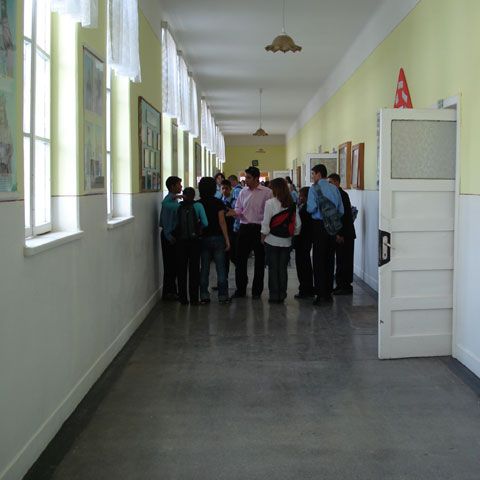 Un elev vasluian de 14 ani a fost bătut, până la sânge, de directorul şcolii