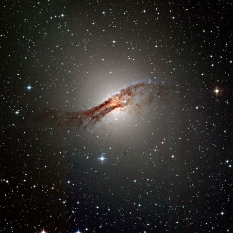 Culoarea quasarilor relevă un univers prăfuit