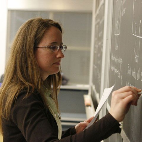 Profesorii ar putea rămâne fără salariul de merit, iar elevii fără subvenţia pentru transport  