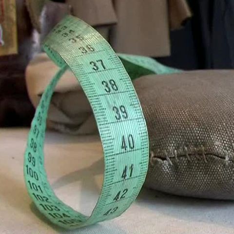 Pensionarii din Târgu-Jiu îşi modifică hainele second-hand la croitoria CAR 