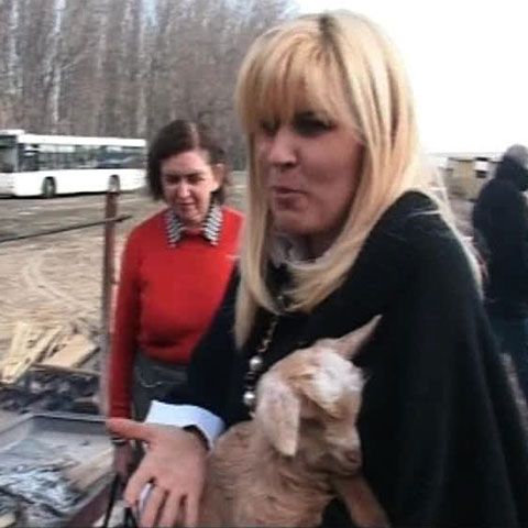 Elena Udrea s-a distrat la petrecerea organizată de Mircea Dinescu la conacul de la Cetate