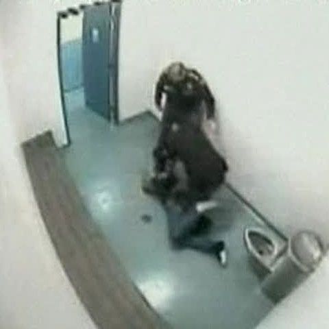 Un ajutor de şerif a lovit cu sălbăticie o tânără arestată 