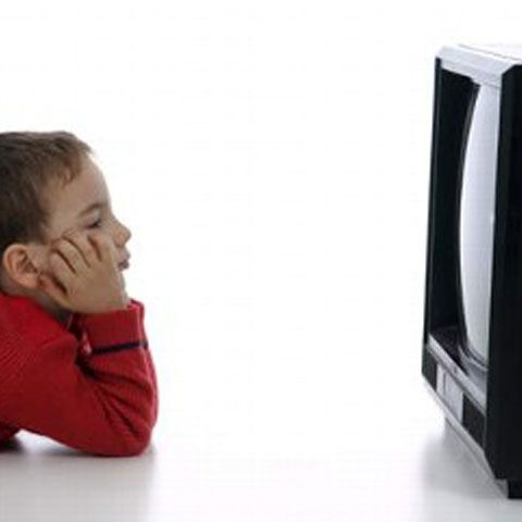Vizionarea programelor TV înaintea vârstei de doi ani nu ajută la dezvoltarea intelectuală a copiilor