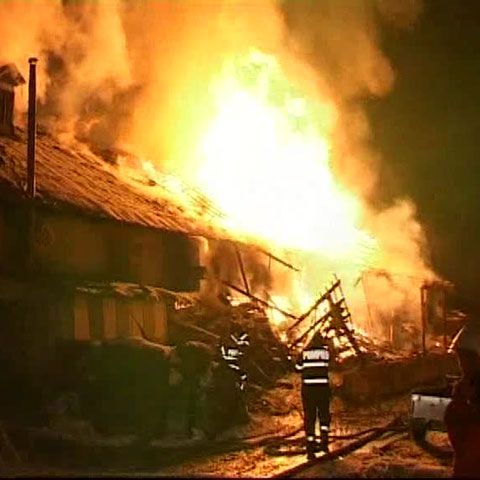 O fabrică de mobilă a luat foc în Săcele, judeţul Braşov 