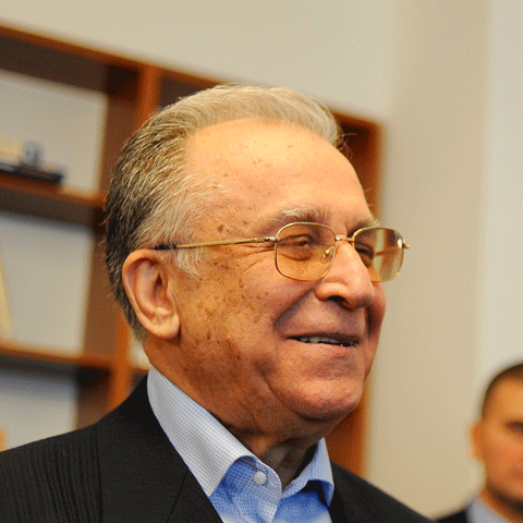 Aniversare cu scandal: Mai mulţi tineri au protestat în faţa clădirii unde şi-a serbat ziua Iliescu