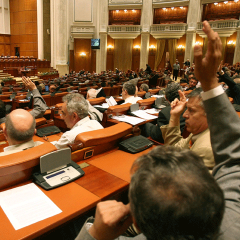 Deputaţii au simplificat procedura de anchetare a miniştrilor parlamentari 