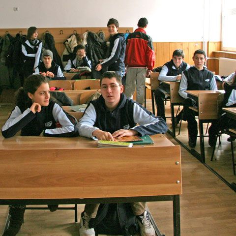 Mai puţine ore de sport, chimie şi limbi străine la liceu, începând de anul viitor