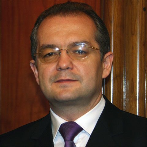 Boc le dă miniştrilor două luni pentru a pune la punct descentralizarea