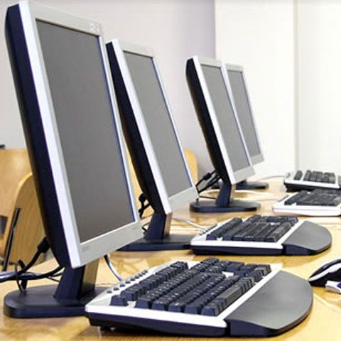 Mai multe calculatoare au fost furate din laboratorul de informatică al unei şcoli din judeţul Arad