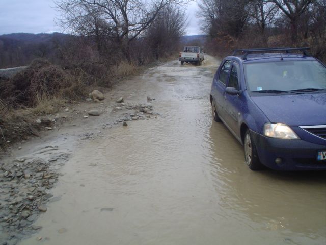 Drumul judeţean 205E Vidra - Vizantea - Câmpuri e plin de gropi