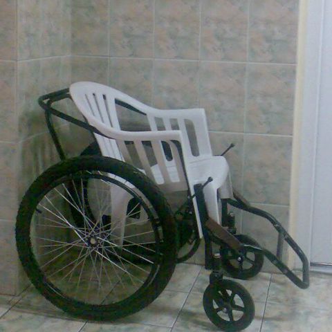 Sistemul sanitar românesc nu oferă şanse prea mari de recuperare unei tinere paralizate în urma unui accident