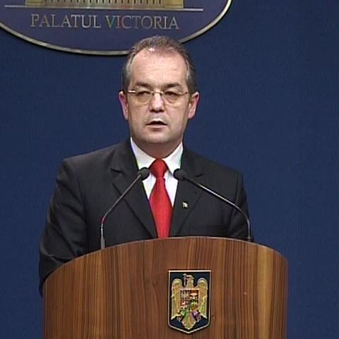 Emil Boc a declarat că Executivul nu va tăia fondurile pentru transportul profesorilor 