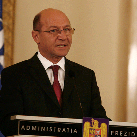 Traian Băsescu: România are nevoie de o centură de siguranţă care înseamnă un împrumut extern