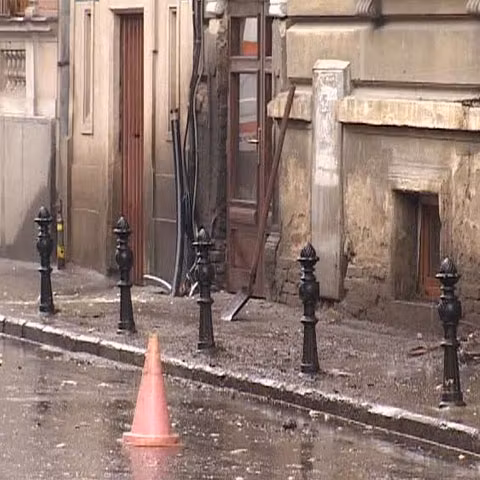 O fetiţă a fost lovită de tencuiala căzută de pe o clădire din Oradea 