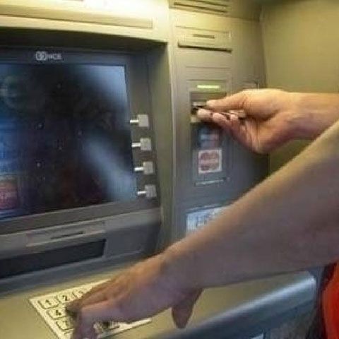 Fiul comisarului şef al Gărzii Financiare din Severin a fost prins folosind carduri false 