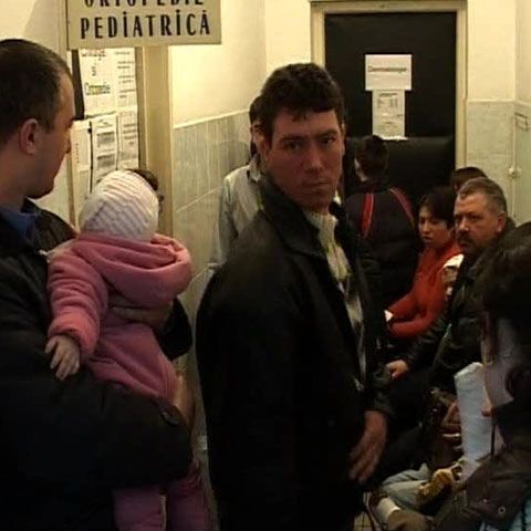 Părinţii micuţului care şi-a fracturat piciorul în maternitate cer daune