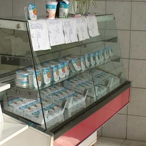 Un producător de lactate din Mureş vinde produsele la jumătate de preţ 