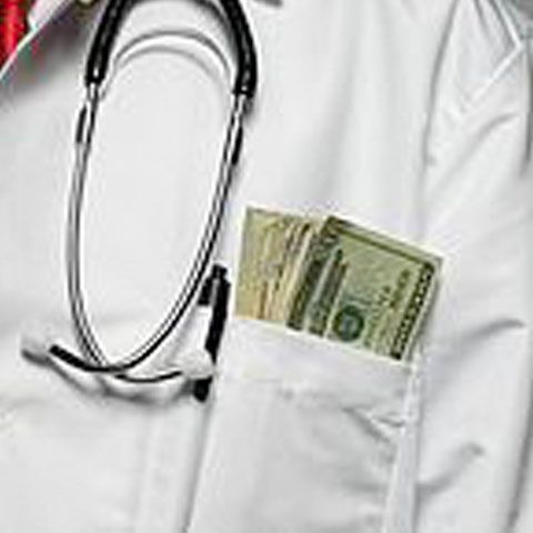 Medicul din Giurgiu prins în flagrant că a luat mită este cercetat în stare de libertate