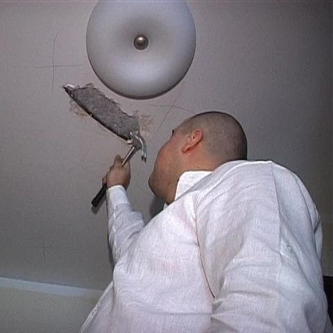 Proprietarul unui apartament de lux se plânge că îi cad bucăţi din plafon