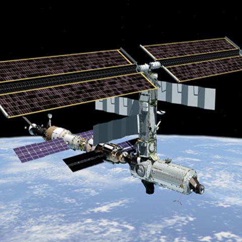 Resturile unui satelit avariat au pus în pericol siguranţa astronauţilor de pe Staţia Spaţială