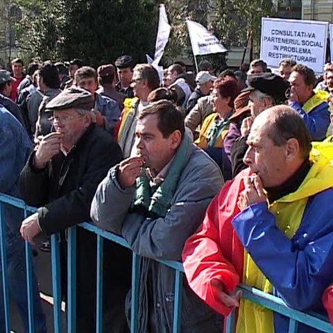 Sindicaliştii ameninţă că vor declanşa acţiunile de protest, dacă se va tăia din sporuri