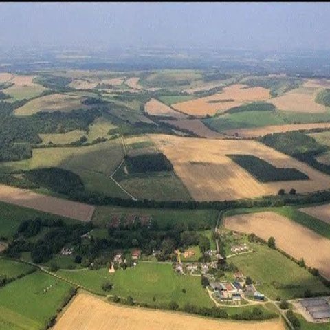 Un sat cu 22 de case a fost scos la vânzare în Marea Britanie 