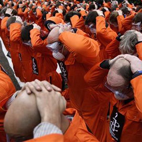 Un raport al Crucii Roşii afirmă că în închisorile secrete ale CIA se practica tortura