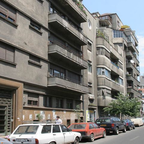 Asociaţiile de locatari din Capitală se opun scoaterii reclamelor de pe blocuri