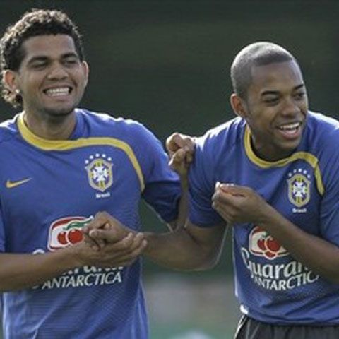 Chelsea umblă din nou după Robinho şi Dani Alves