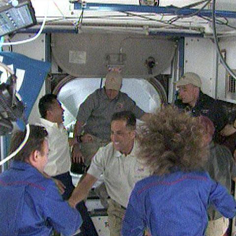 Naveta Discovery s-a cuplat aseară la Staţia Spaţială Internaţională 