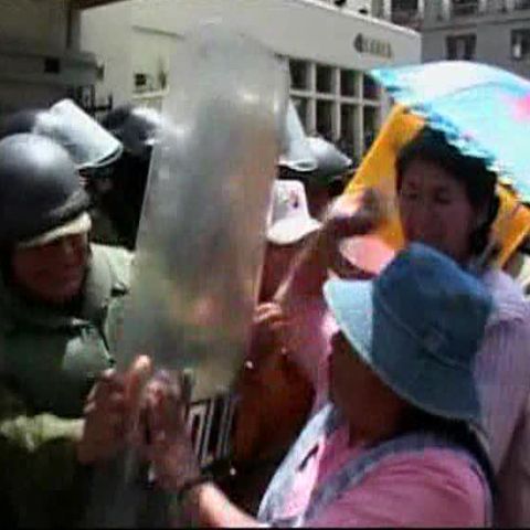  Proteste în Bolivia, după interzicerea importurilor de maşini vechi
