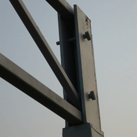 Un om a murit şi altul a fost grav rănit după ce un limitator de înălţime a căzut peste o maşină, la Braşov