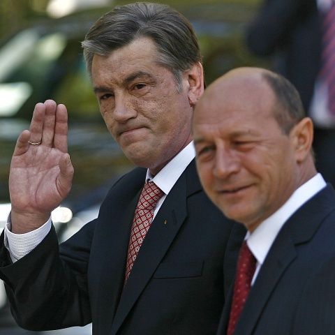 Băsescu s-a întâlnit cu Iuşcenko la Bruxelles, susţine presa ucraineană
