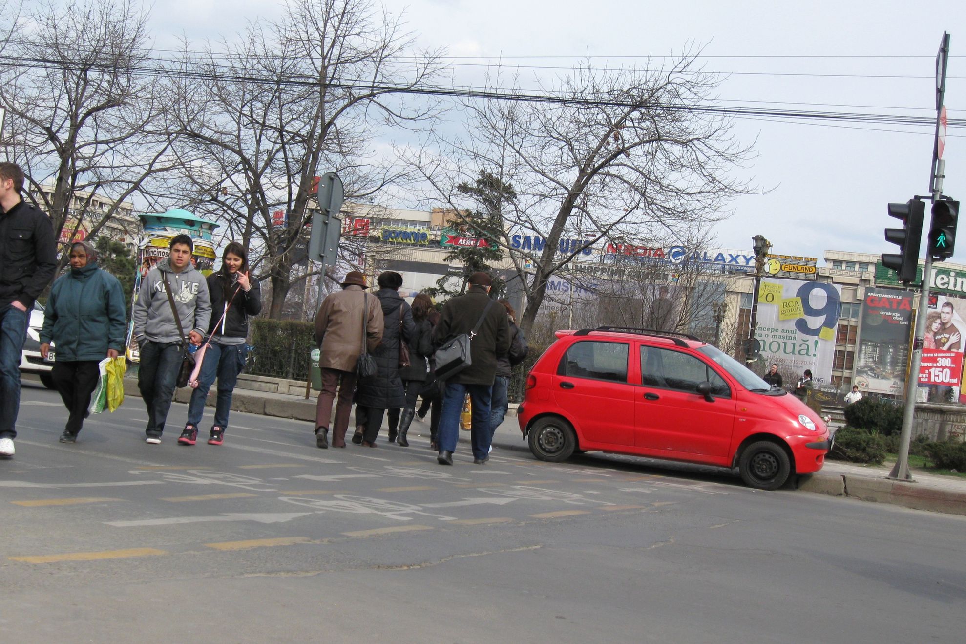 Autoturism parcat pe trecerea de pietoni