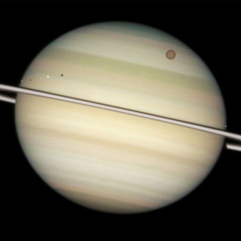 Hubble a fotografiat patru luni ale lui Saturn, în acelaşi timp - FOTO