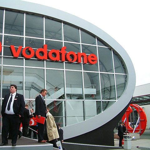 Vodafone a îngheţat salariile şi primele angajaţilor din Marea Britanie