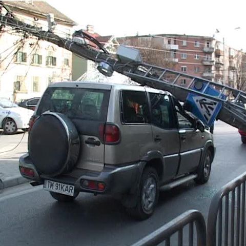Un stâlp de curent s-a prăbuşit peste o maşină în centrul Timişoarei 