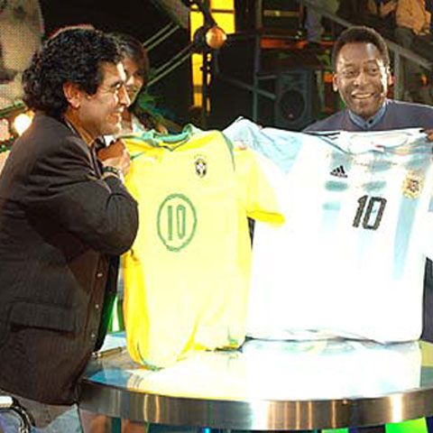 Maradona îi răspunde lui Pele: Să nu uite că şi-a pierdut virginitatea cu un bărbat!