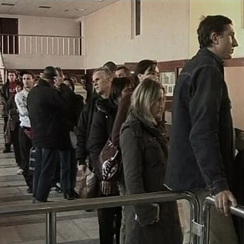 Românii care nu au fost lăsaţi să intre în Republica Moldova au depus plângere la ambasada acestei ţări din Bucureşti
