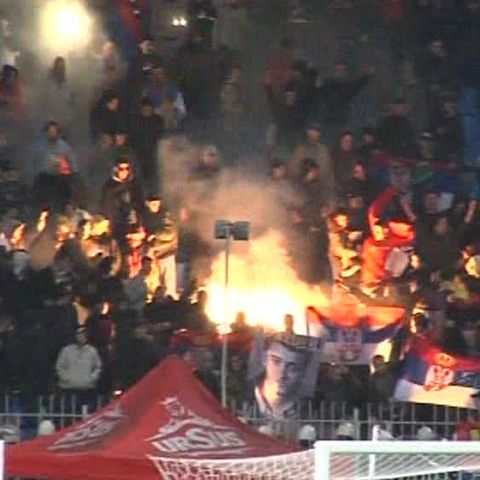 Suporterii sârbi au aprins torţe pe stadion şi au aruncat cu scaune 