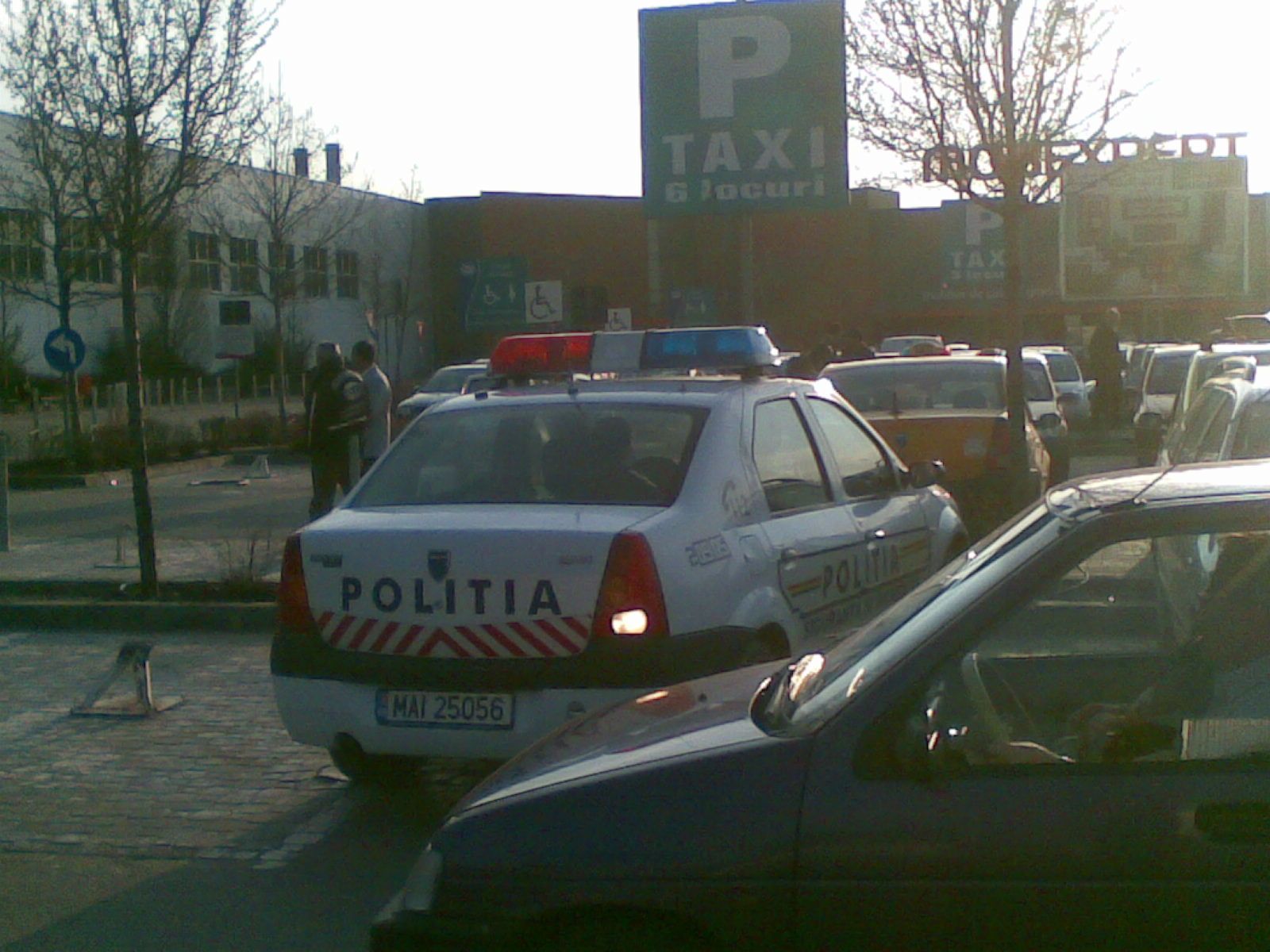 Maşina Poliţiei parcată pe locul pentru TAXI