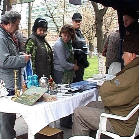 Colecţionarii îşi vând antichităţile ca să aibă din ce trăi 