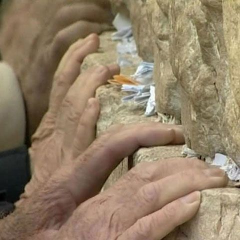 Un rabin şi asistenţii săi au scos bileţelele din Zidul Plângerii 