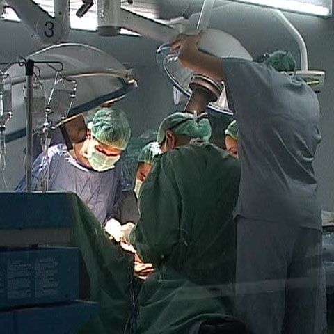 Peste 200 de intervenţii chirurgicale robotice, la Institutul Fundeni şi la Spitalul Floreasca