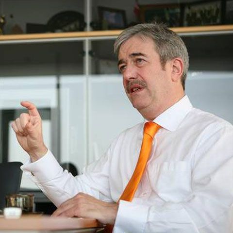 Richard Moat părăseşte şefia Orange România 