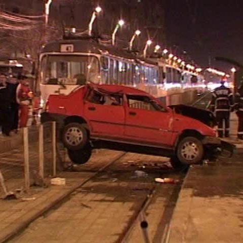 Un şofer a lovit două persoane într-o staţie de tramvai din Capitală, după care a fugit de la locul accidentului